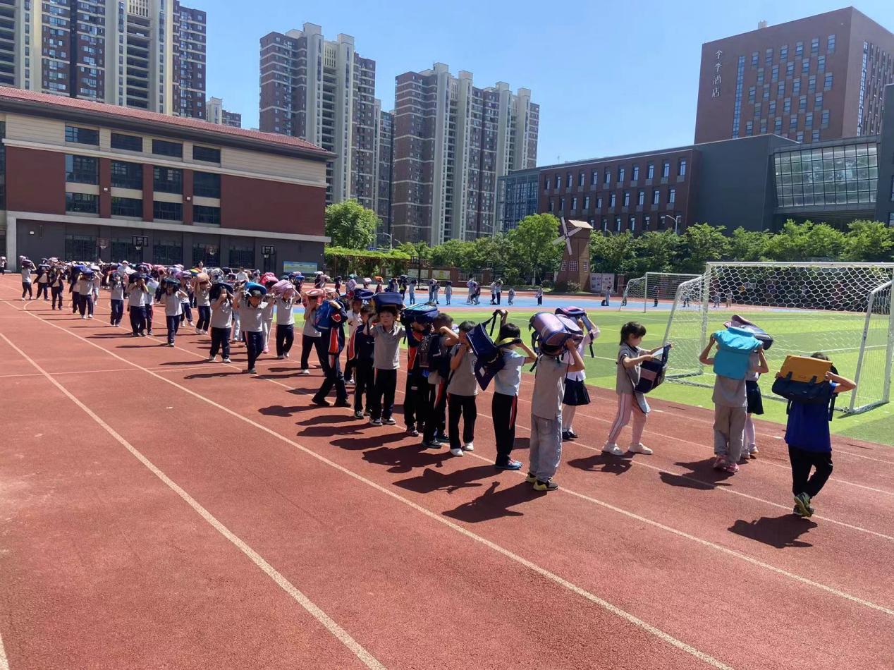 【湖畔·共佑安全】人人讲安全，个个会应急——金陵小学（仙林湖校区）开展地震防灾演练活动_html_m419cfa3b.jpg