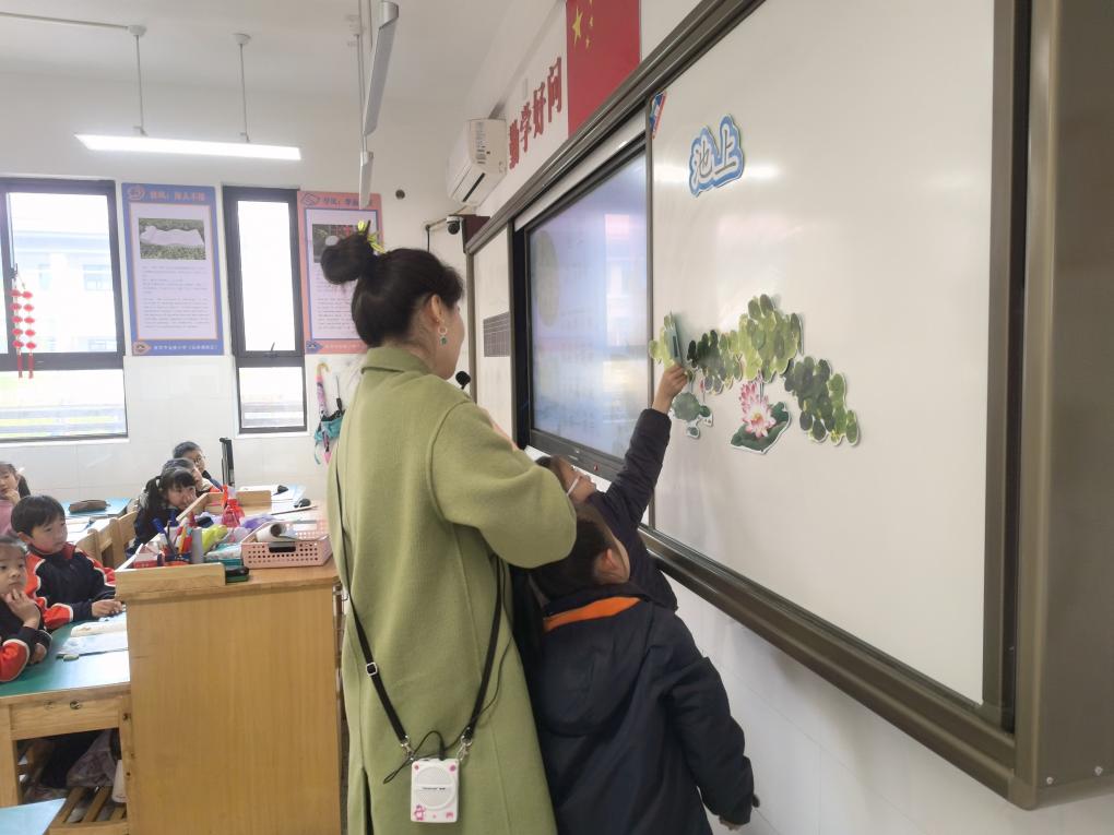 【湖畔·童化课堂】课堂展风采 教研促成长——记金陵小学（仙林湖校区）一年级语文组教研活动_html_4ba3e356.jpg