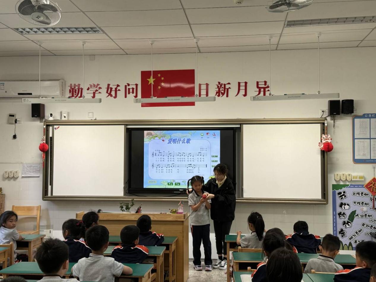【湖畔·童化课堂】“乐”在舞中 “乐”在心中——音乐校本研修之课例研讨_html_m19d0ea71.jpg