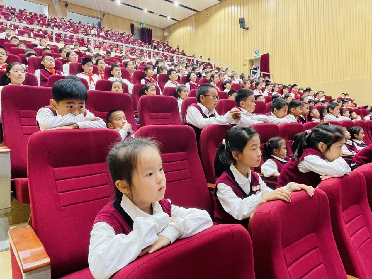 【湖畔·学生活动】传承父辈精神 不负时代重托——陆军工程大学“红色薪火”强军故事宣讲团到我校进行红色宣讲活动_html_m4ac215ae.jpg