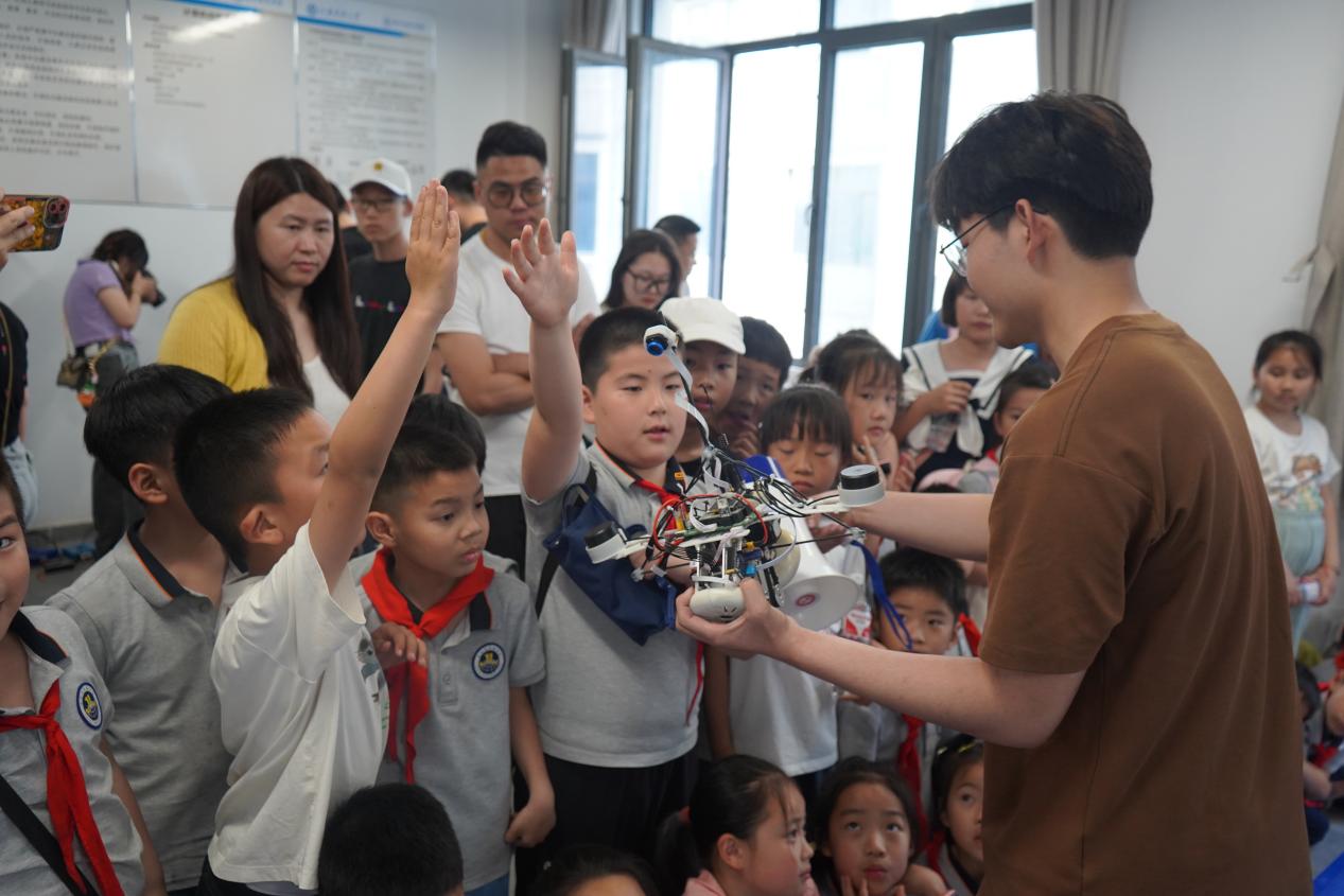 【湖畔 家长互助团】梦起科大，智慧启航——“小蓝鲸”科普研学营第二次蚕桑和船海科技之旅_html_m2581797e.jpg