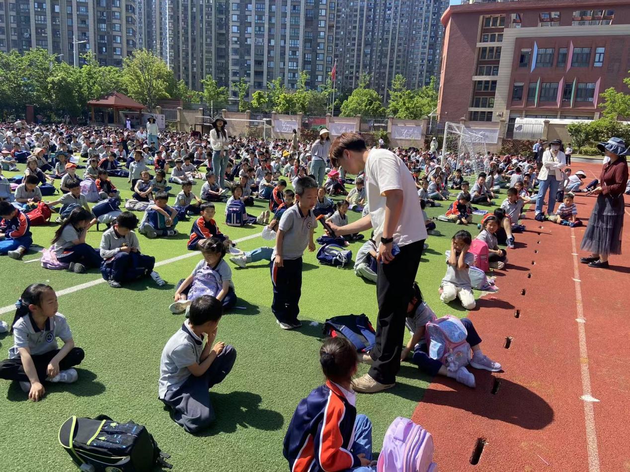 【湖畔·共佑安全】人人讲安全，个个会应急——金陵小学（仙林湖校区）开展地震防灾演练活动_html_7726841a.jpg