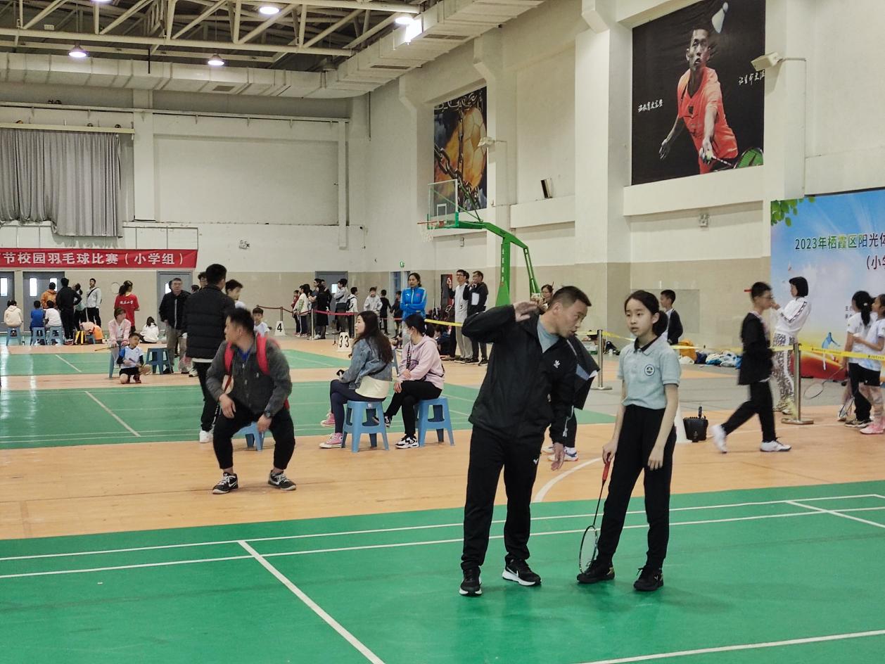 【博学广志】超越自我 无“羽”伦比——金陵小学广志路校区参加栖霞区阳光体育节校园羽毛球比赛_html_4a1f1c3.jpg