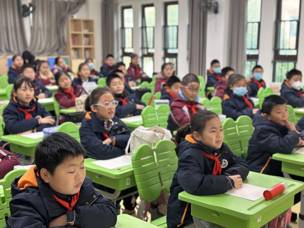 【湖畔·童化课堂】绘画性格，发现自我——美术校本研修之课例研讨_html_41bba183.jpg