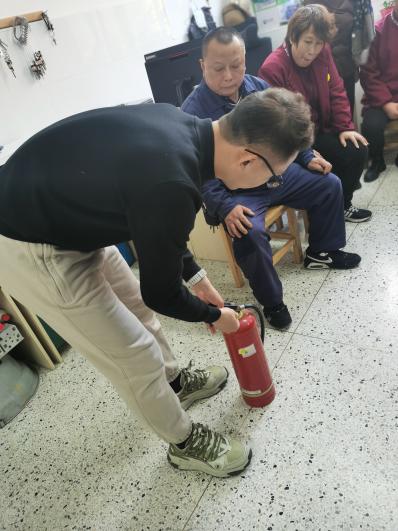 【博学广志】加强实操培训 熟练灭火技能——金陵小学（广志路校区）组织消防灭火器使用培训_html_44b6b69f.jpg