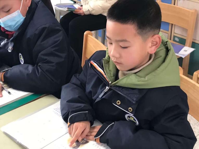 【湖畔·童化课堂】研讨出真知 同心促发展——记金陵小学（仙林湖校区）一年级语文组教研活动_html_2b98c536.jpg
