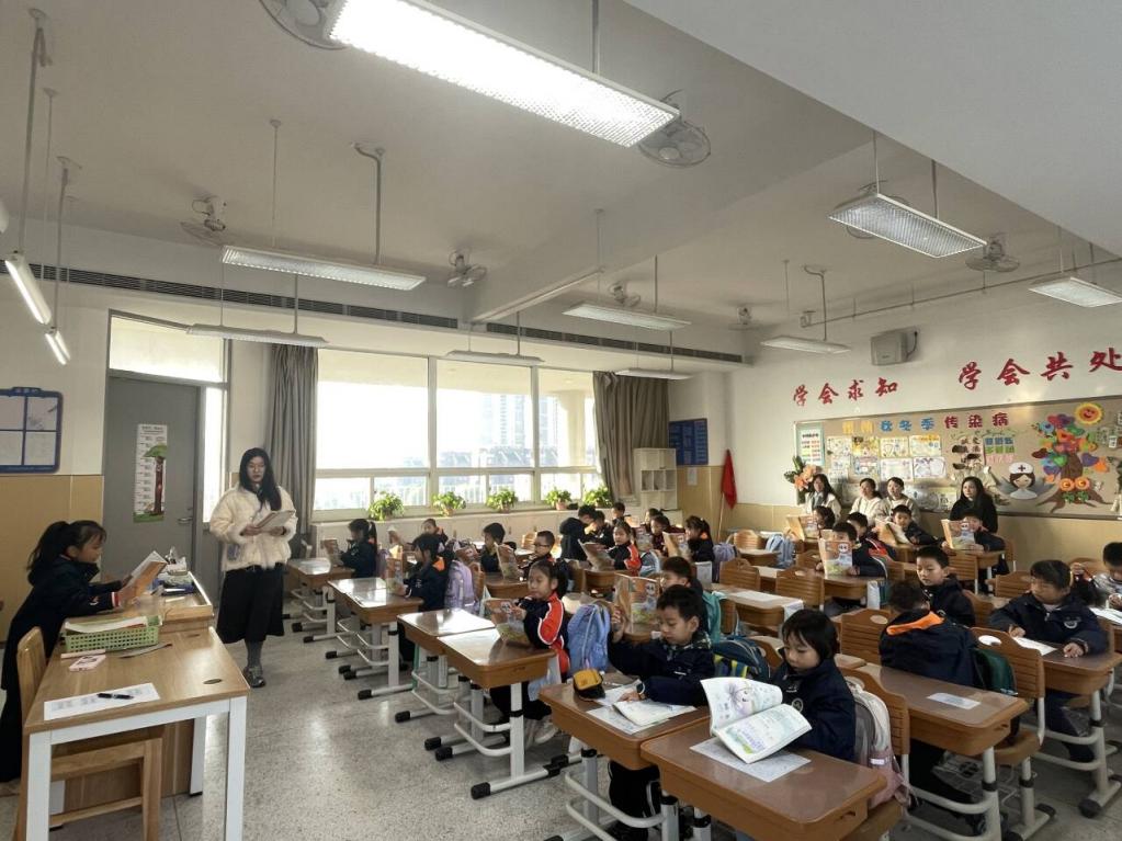 【湖畔·家校共育】携手启航，共筑成长梦——金陵小学（仙林湖校区）第五次“家长开放月”（一年级篇）_html_m4f9c862f.jpg