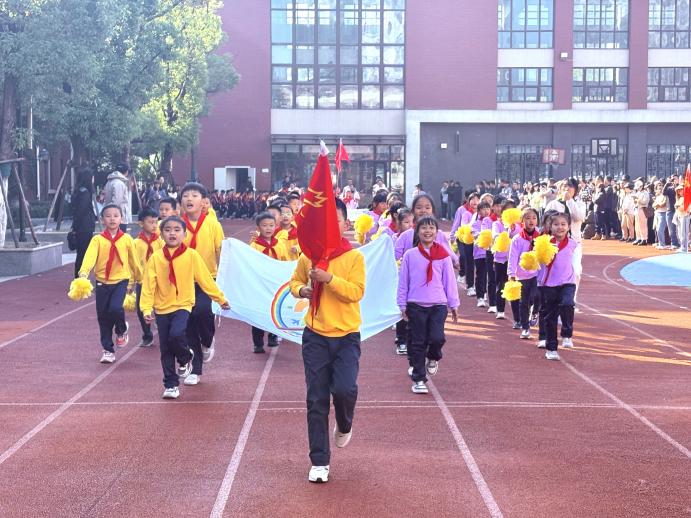 【湖畔·学生活动】“做自己的冠军”——2024—2025学年秋季运动会开幕式_html_37e3b11f.jpg