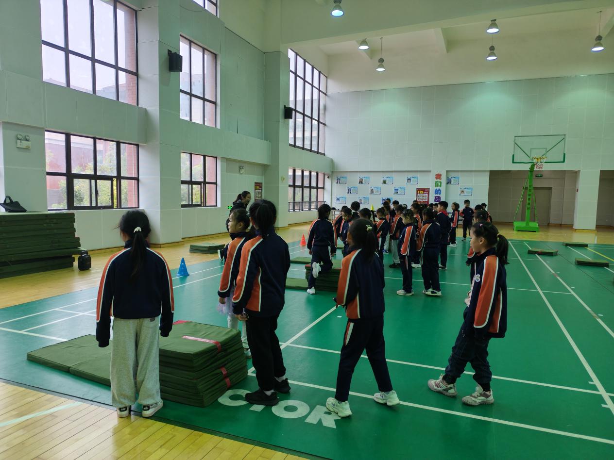 【湖畔·协同育人】精准教研引领入校园 深度把脉课堂促成长——栖霞区体育教研员莅临学校开展调研与听课指导活动_html_m751f25e8.jpg