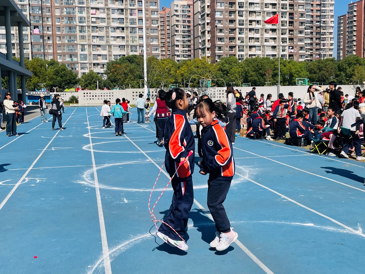 【湖畔·学生活动】秋韵燃动，逐梦赛场——记南京市金陵小学（仙林湖校区）2024—2025学年秋季趣味运动会（一、三年级）_html_108d1115.jpg