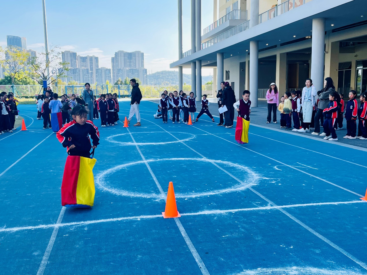 【湖畔·学生活动】秋韵燃动，逐梦赛场——记南京市金陵小学（仙林湖校区）2024—2025学年秋季趣味运动会（一、三年级）_html_m23329df6.jpg