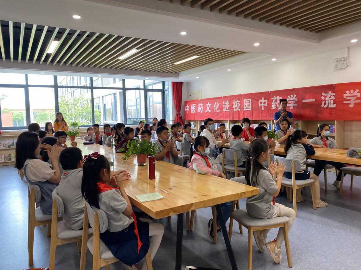 浓情过端午，巧手做香囊——南中医牵手金小广志路“大手拉小手”中医药文化科技节端午特色活动侧记(1)_html_m429df414.jpg