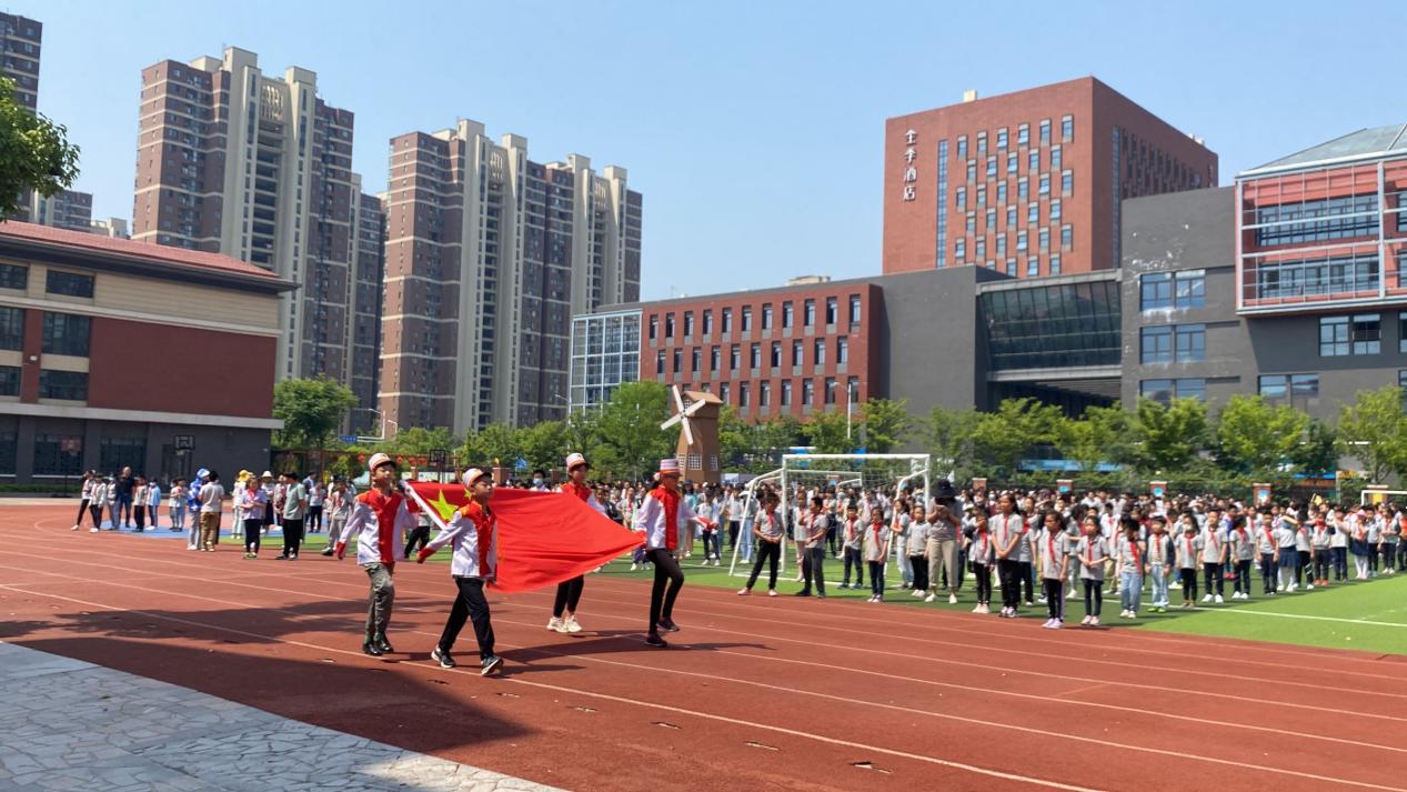 【湖畔光影 升旗仪式】“社会主义核心价值观”——金陵小学（仙林湖校区）第十五周升旗仪式_html_1cc55e74.jpg