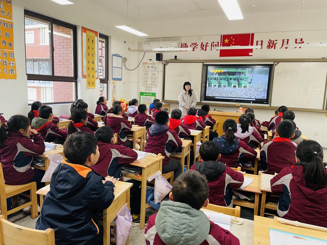 【湖畔·童话课堂】乐润心田，拥抱金秋——音乐校本研修之课例研讨_html_m3a6db5e0.jpg
