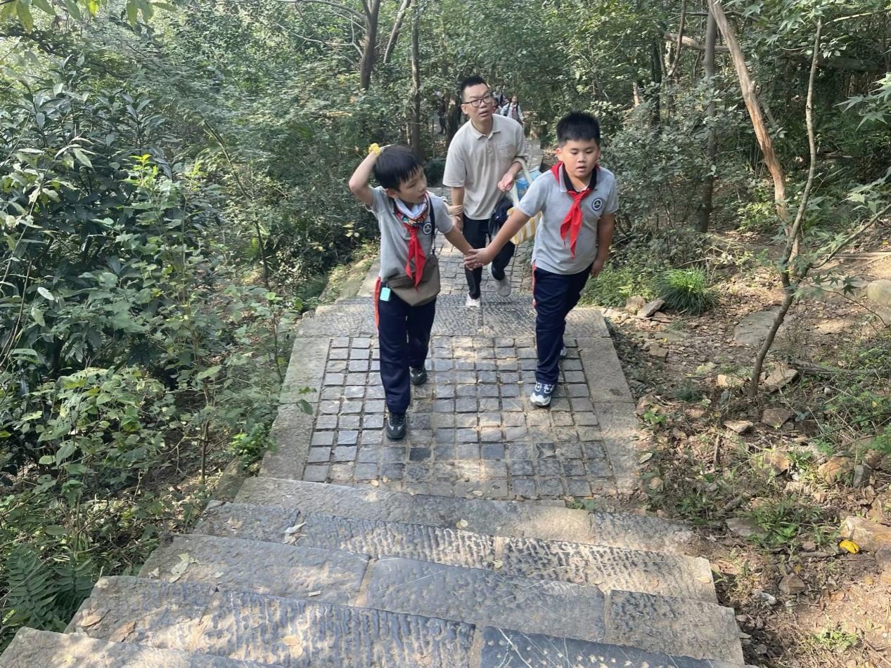 【湖畔·学生活动】向阳而生，逐光而行——金陵小学（仙林湖校区）二年级（1）班亲子登山活动_html_e29b72d.jpg