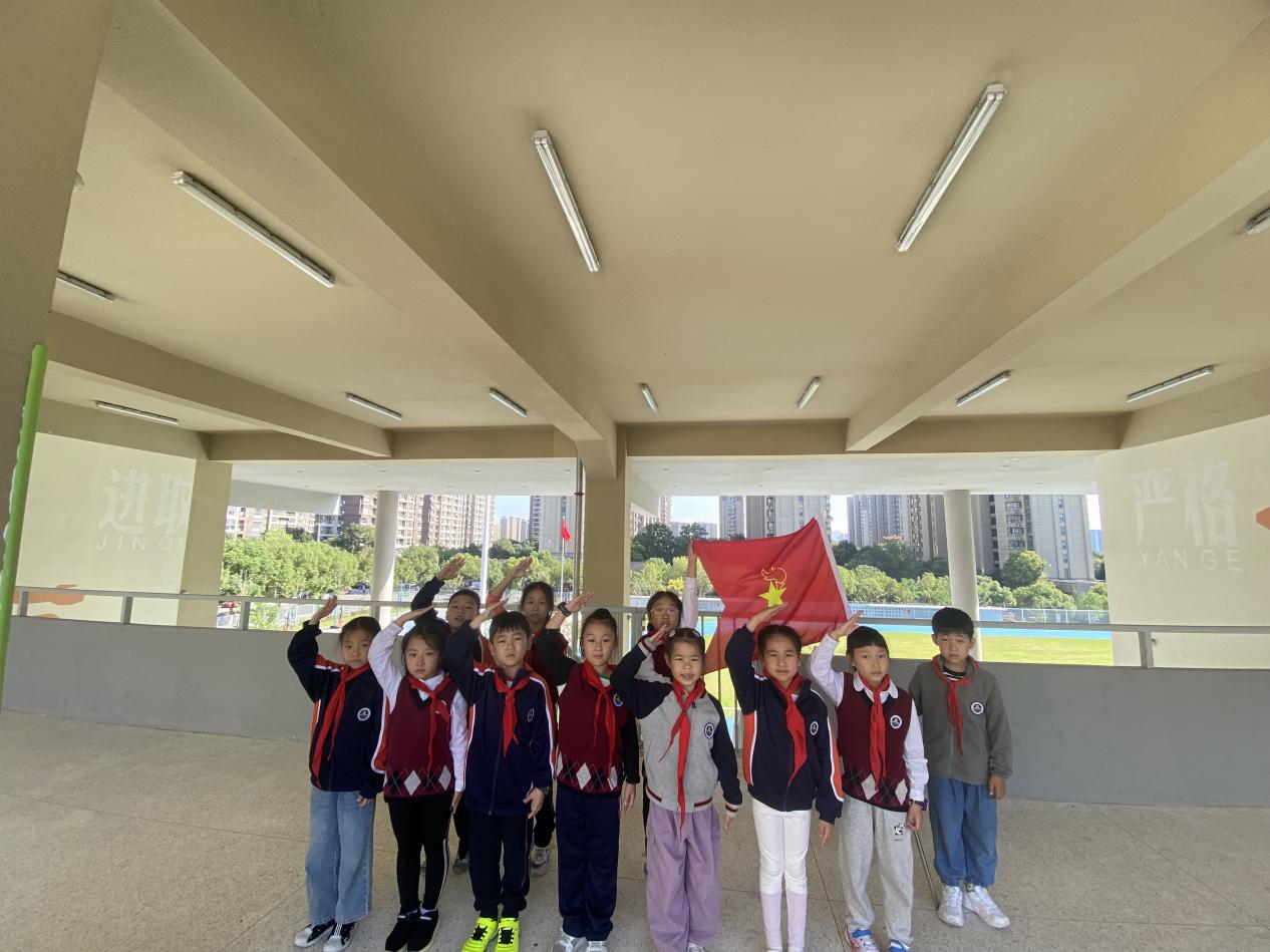 【湖畔·红领巾】童心向党，薪火相传——金陵小学（仙林湖校区）建队日系列活动之我与队旗合个影_html_m4b2c4102.jpg