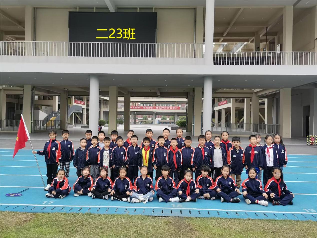 【湖畔·红领巾】童心向党，薪火相传——金陵小学（仙林湖校区）建队日系列活动之我与队旗合个影_html_737ad390.jpg