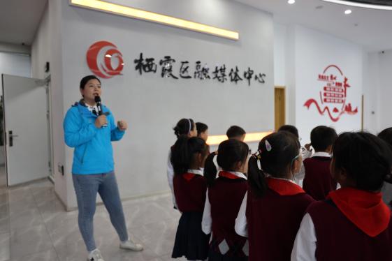 【湖畔·学生活动】把握童声话筒，做新时代小记者——金陵小学（仙林湖校区）少先队员代表参观栖霞区融媒体中心_html_2023d0f8.jpg