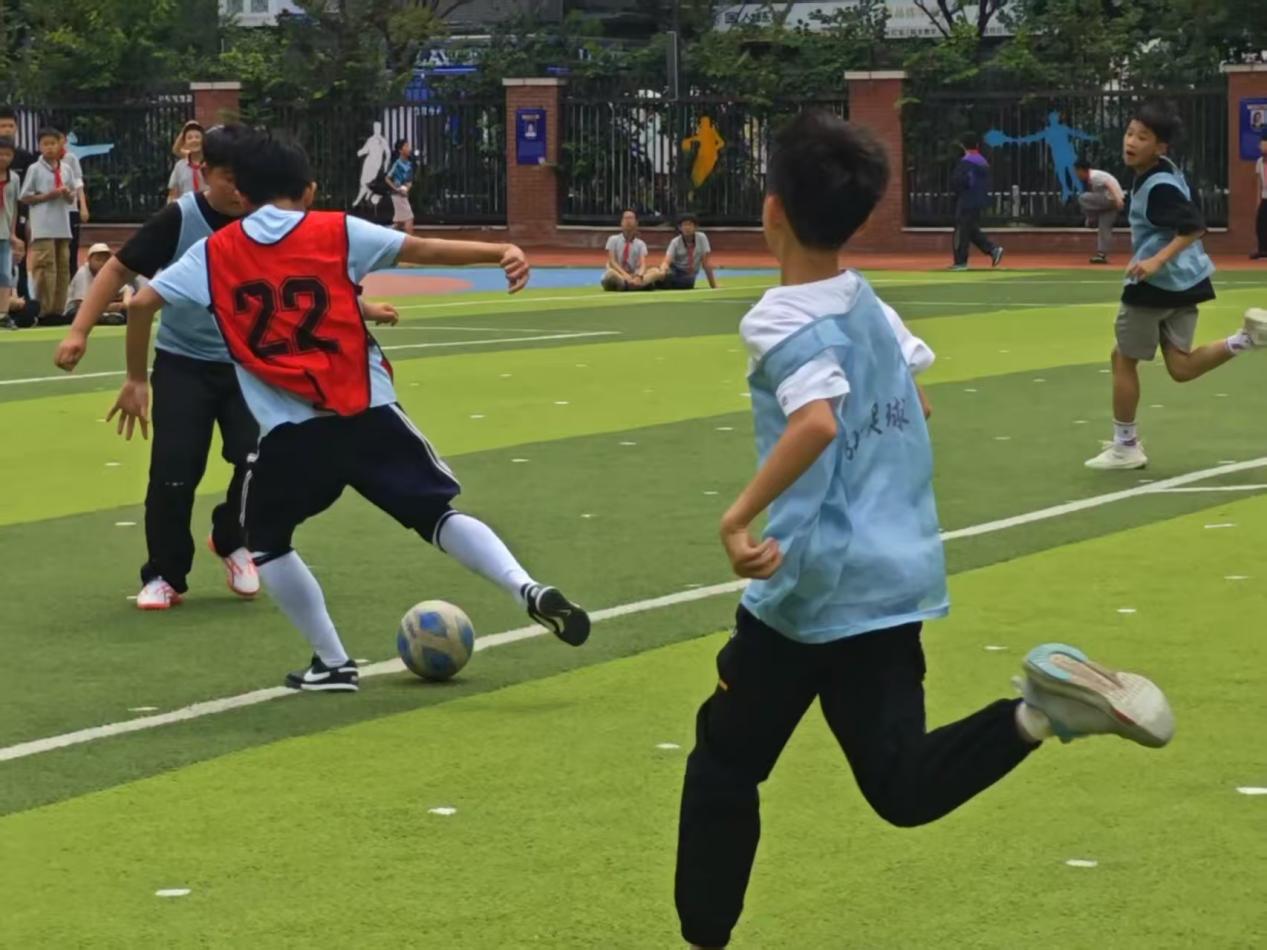 【湖畔·学生活动】绿茵少年锋芒现 终极决战奏凯歌——六年级足球联赛总决赛圆满落幕_html_m49b157e1.jpg