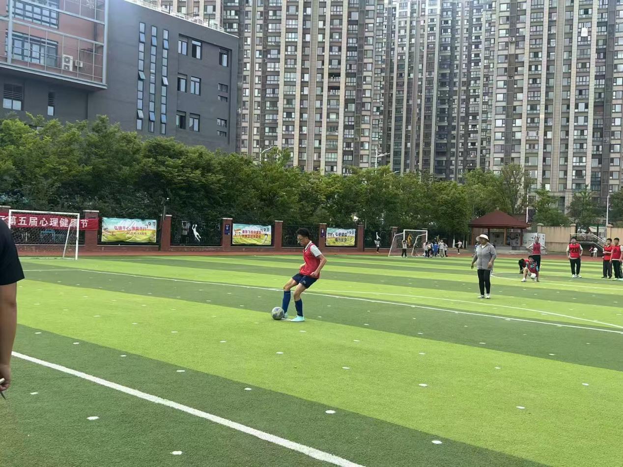 【湖畔·学生活动】绿茵少年锋芒现 终极决战奏凯歌——六年级足球联赛总决赛圆满落幕_html_79e6fb77.jpg