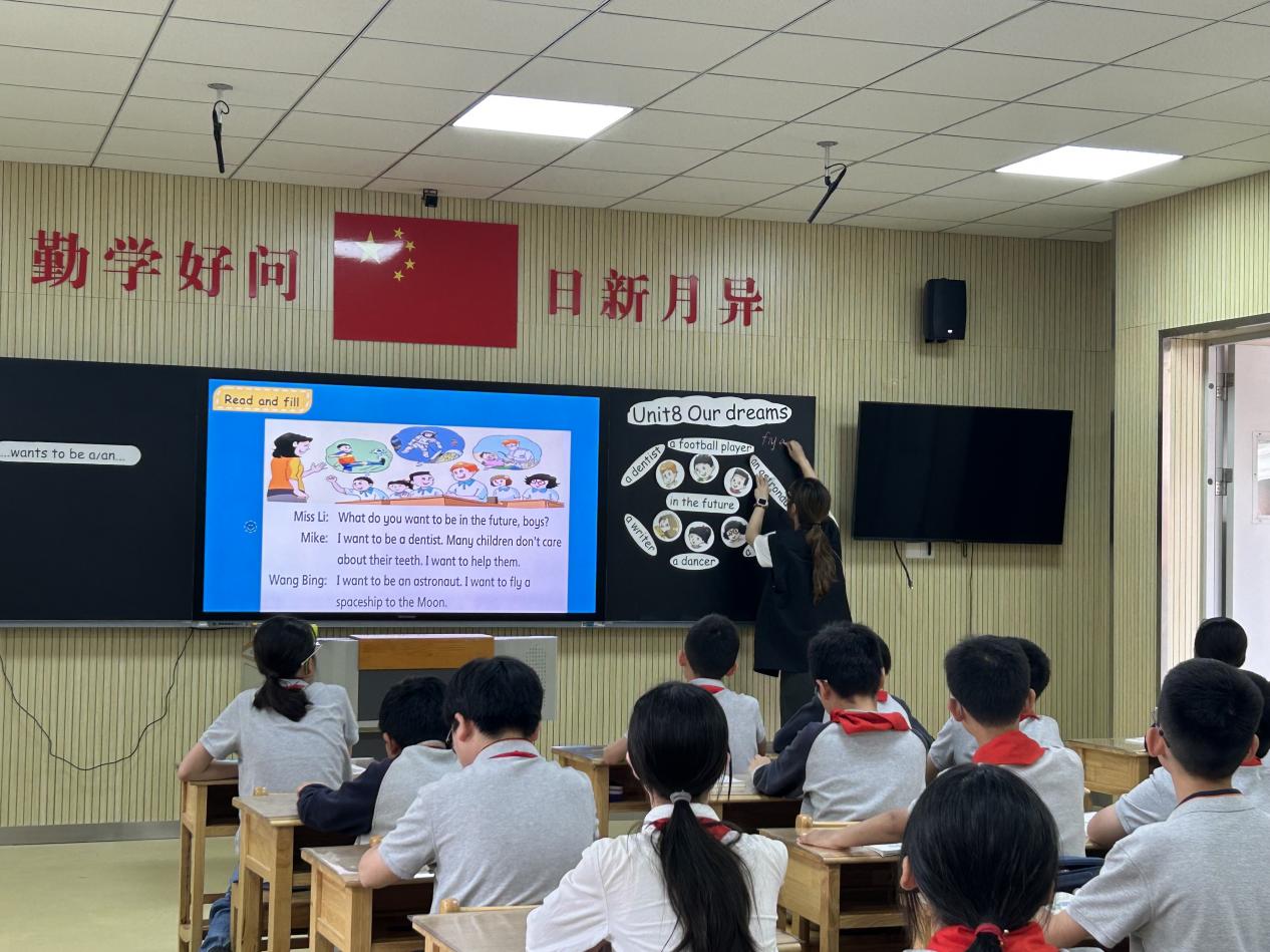 【湖畔·童化课堂】让梦想在课堂中顺风启航——记六年级英语组校本教研_html_1dc22f60.jpg