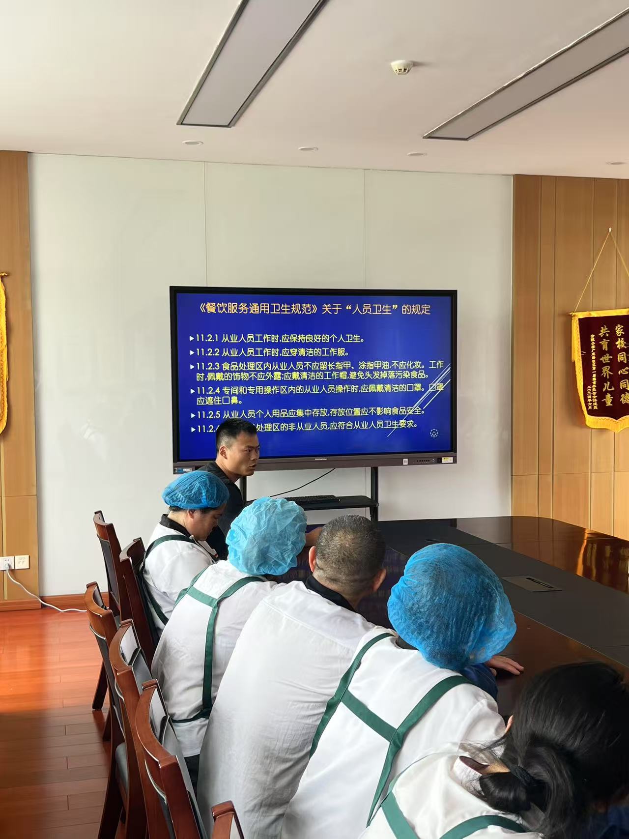 强化食品安全培训 筑牢食品安全防线——金陵小学广志路校区召开食堂食品安全培训会议_html_d0d309c.jpg