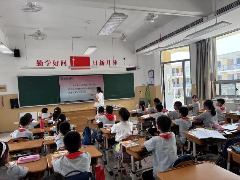 【湖畔·童化课堂】共赏天空诗意，感受语言之美——金陵小学（仙林湖校区）三年级语文组语文组教研活动_html_84690d8.jpg