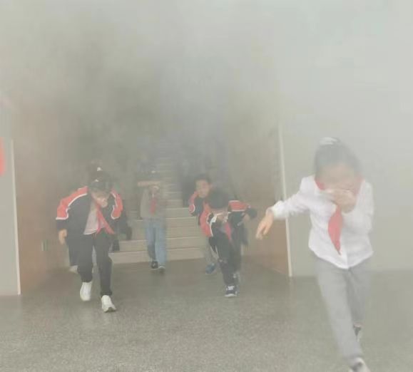 火灾英雄走进校园，点燃心中“安全之火”。_html_862af25.jpg