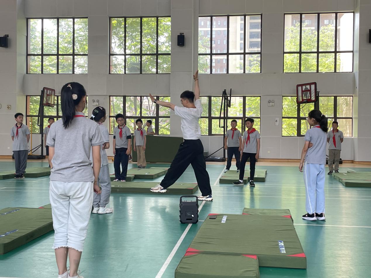 【湖畔·童化课堂】展体育课堂风采，以研促教共成长——体育校本研修之课例研讨（14）_html_3ca7a782.jpg