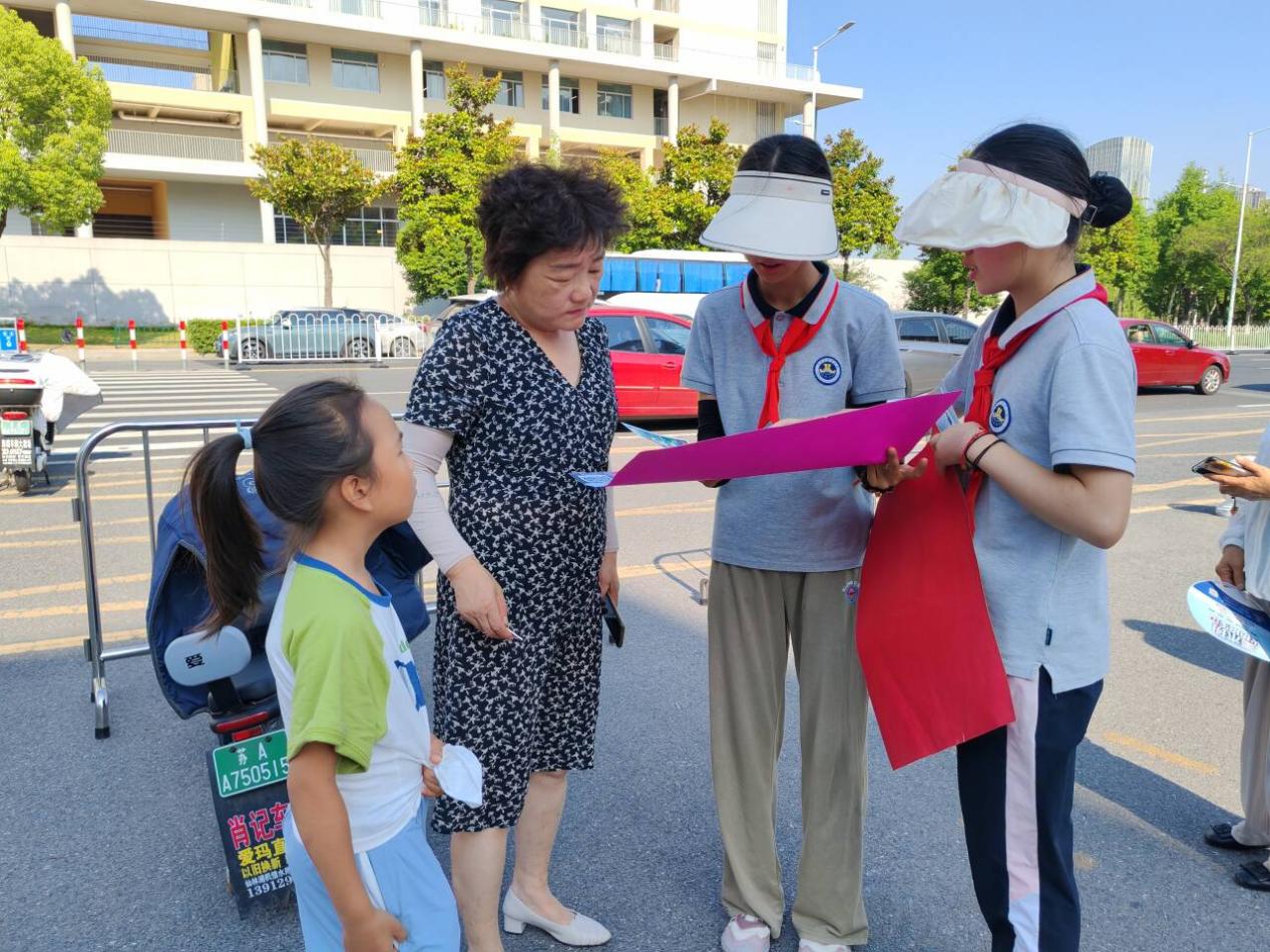 【湖畔·学生活动】给爱一个拥抱 ——明信片义卖活动_html_aa965f.jpg