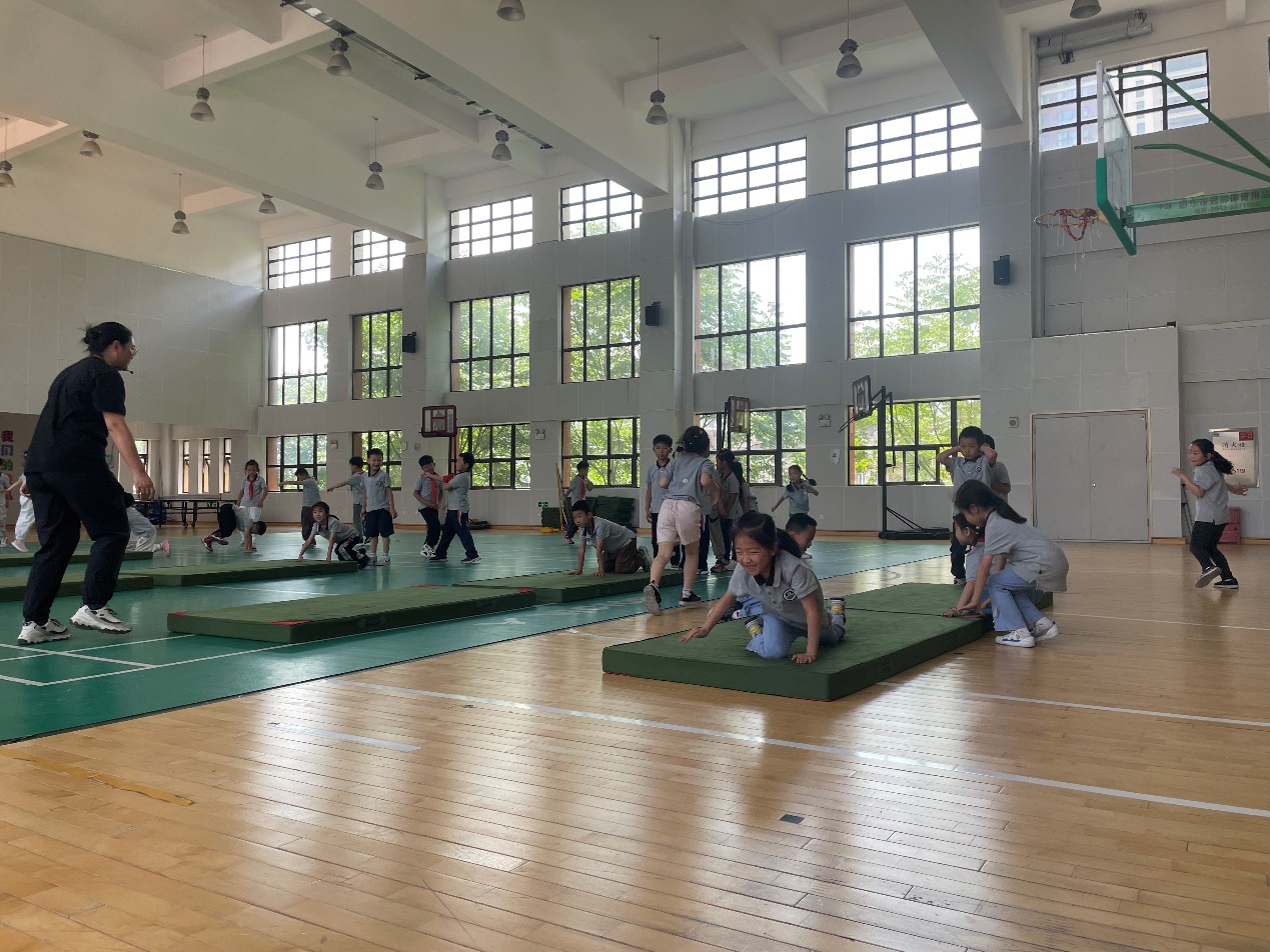 【湖畔·童化课堂】展体育课堂风采，以研促教共成长——体育校本研修之课例研讨（15）_html_m7512707d.jpg