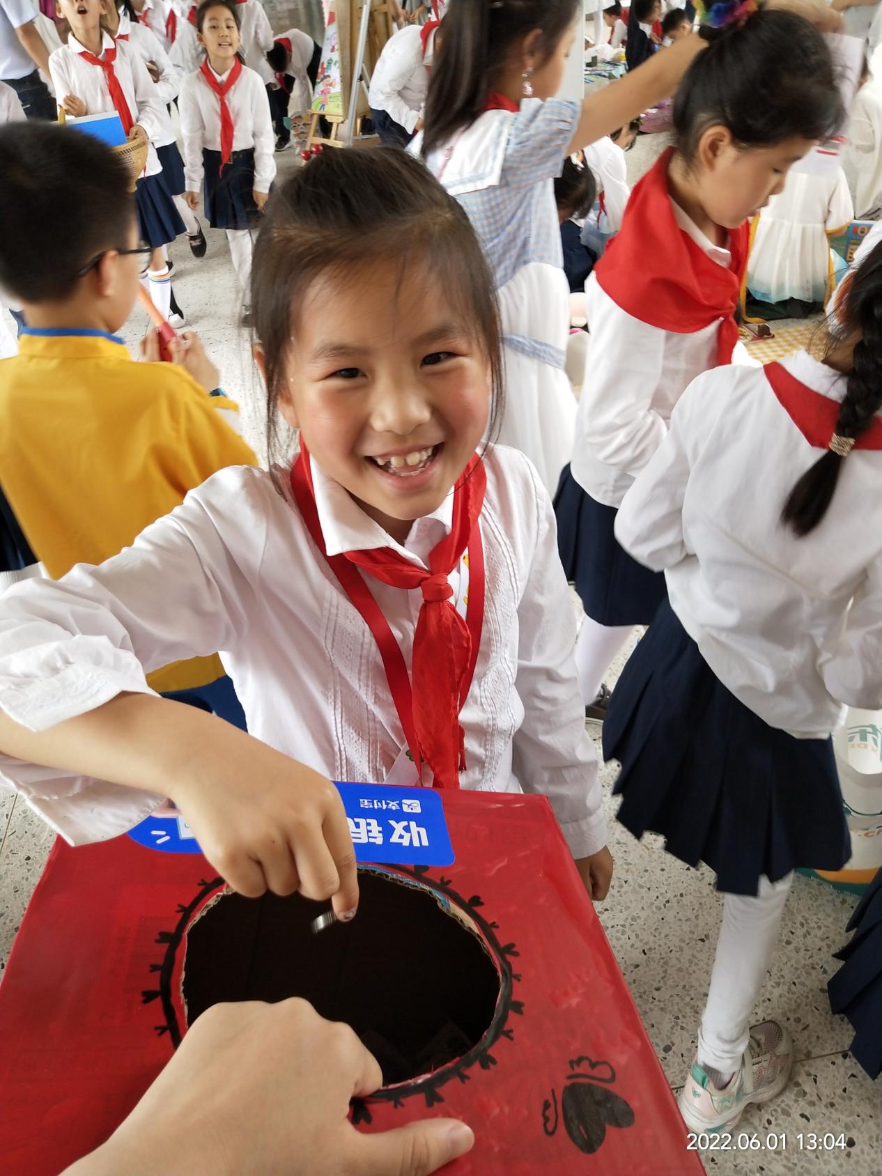 【广志学子】原来爱心的份量是这么重——记金陵小学广志路校区二19班 “爱心义卖”活动_html_m44f7ac99.jpg