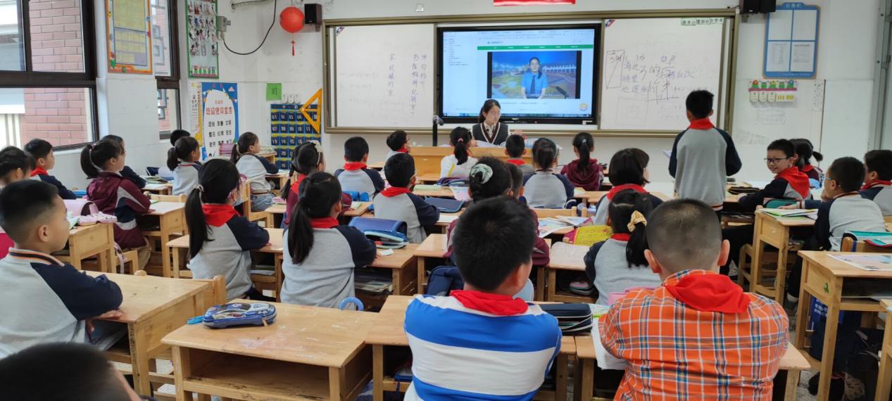2022.5.16【湖畔光影】学法懂法  走好人生道路_html_157d7ae5.jpg
