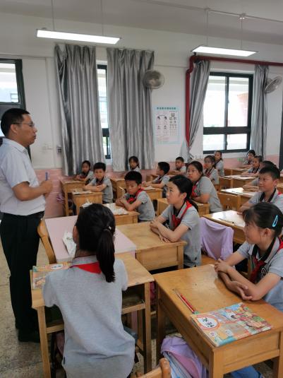【桂山夜话】（主题党日）“书记来给我们上思政课啦！”——中共南京市金陵小学开展领导带头上好思政课活动_html_4320b995.jpg