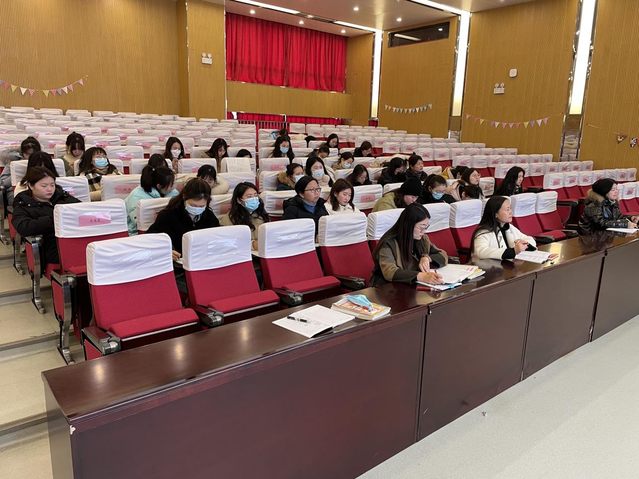 【博学广志】命题培训拓视野  立足教学明白方向——记金陵小学广志路校区语文组命题培训活动_html_m117ecdd2.jpg