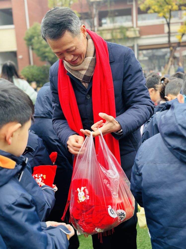 【湖畔·三博论坛】这样·爱你·刚刚好——记金陵小学（仙林湖校区)一年级春季学期开学典礼_html_2d544d9.jpg