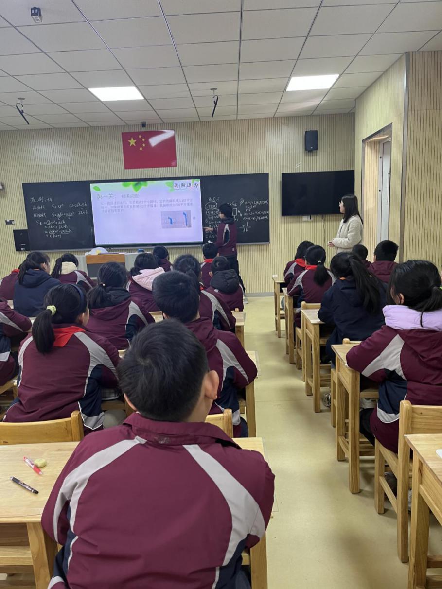 【湖畔·童化课堂】夯实基础，提升能力——数学校本研修之课例研讨（163）_html_m78e2ff41.jpg