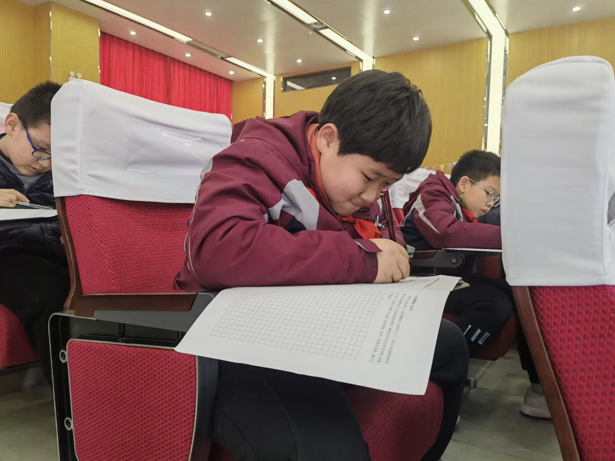 【博学广志】诗歌点亮童心  诗意润泽童年——记金陵小学广志路校区第三届“石抱树”杯诗歌竞赛决赛（高年级组）_html_m24d70d3f.jpg
