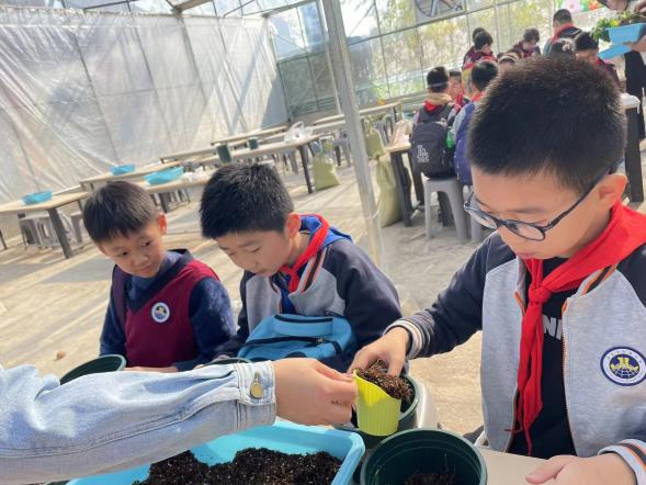 【湖畔·学生活动】探秘农场 劳动“趣”秋游——金陵小学（仙林湖校区）五年级秋季综合实践活动_html_49cfdf8a.jpg