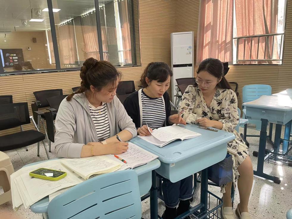 【博学广志】聚“集”智慧，有“备”而教——记金陵小学（广志路校区）三年级英语组集体备课活动_html_2f8f3058.jpg