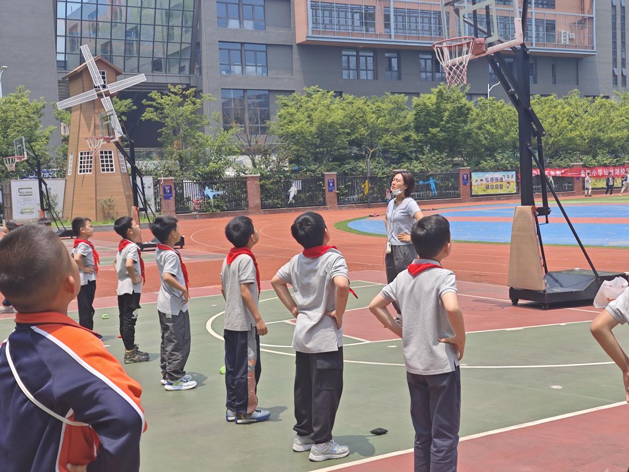 【湖畔·童化课堂】展体育课堂风采，以研促教共成长——体育校本研究之课例研讨（18）_html_mb7548c3.jpg