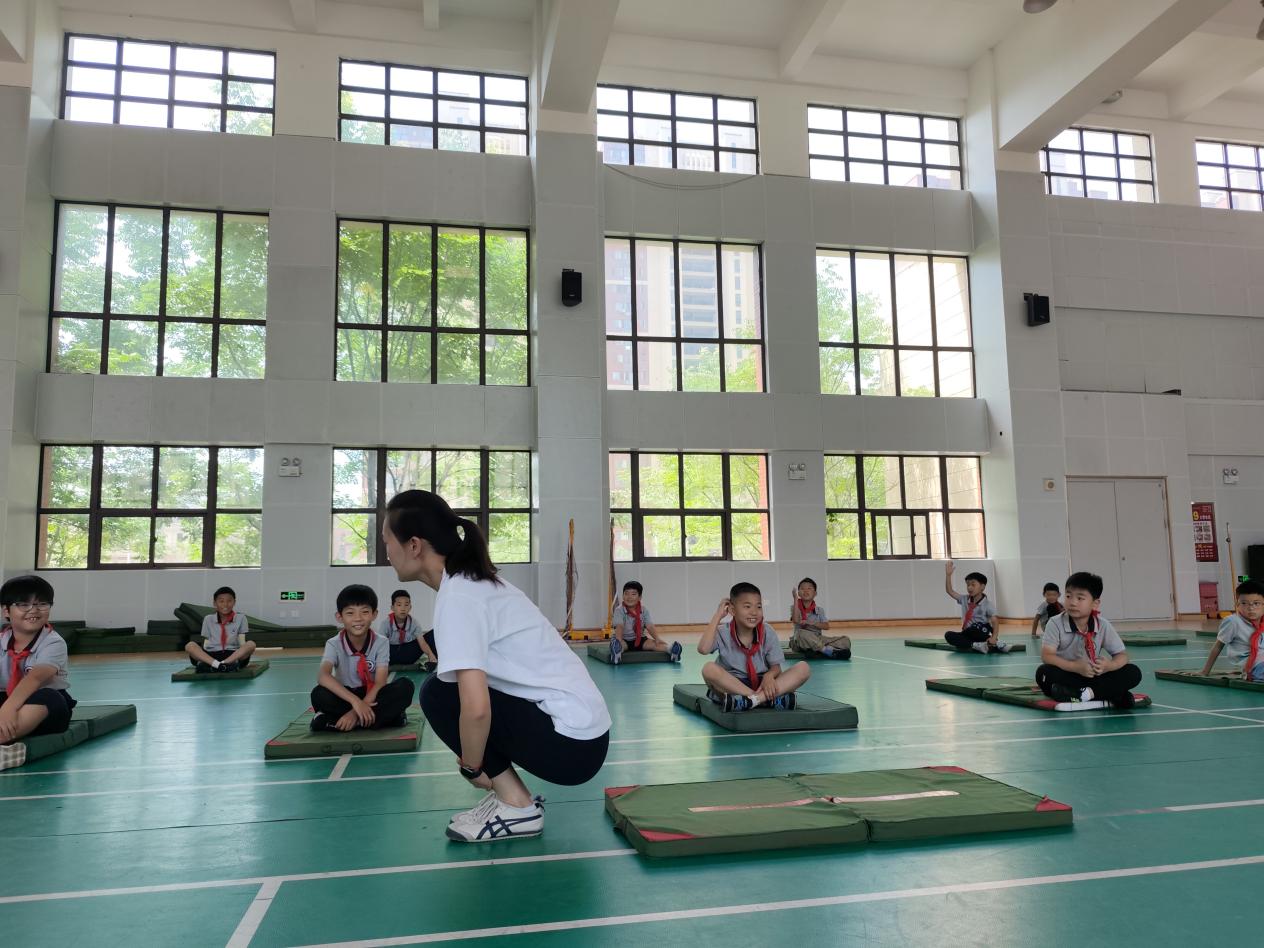 【湖畔·童化课堂】展体育课堂风采，以研促教共成长——体育校本研修之课例研讨（19）_html_6b5d127a.jpg