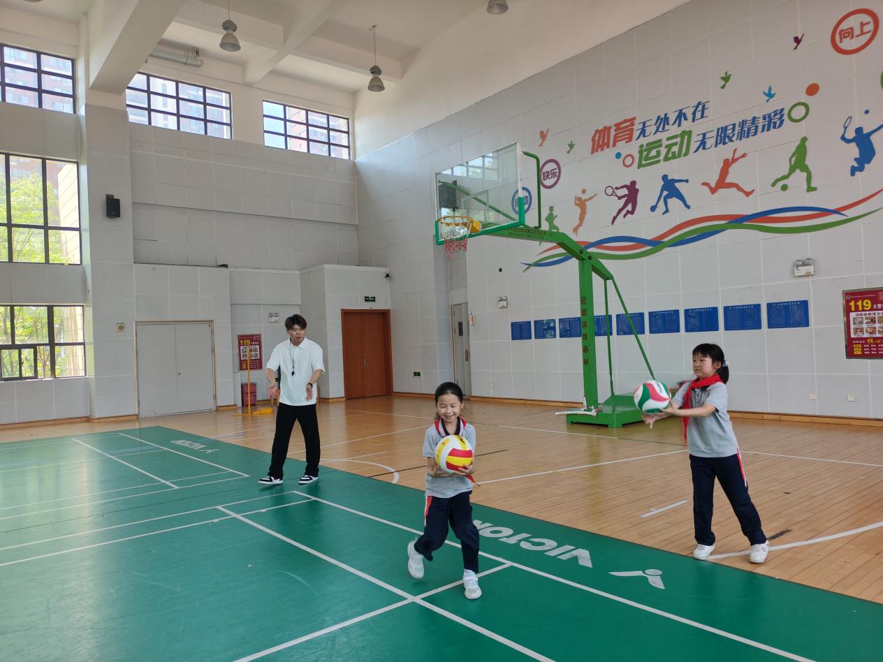 【湖畔·童化课堂】展体育课堂风采，以研促教共成长——体育校本研修之课例探讨（20）_html_m5827cbfb.jpg