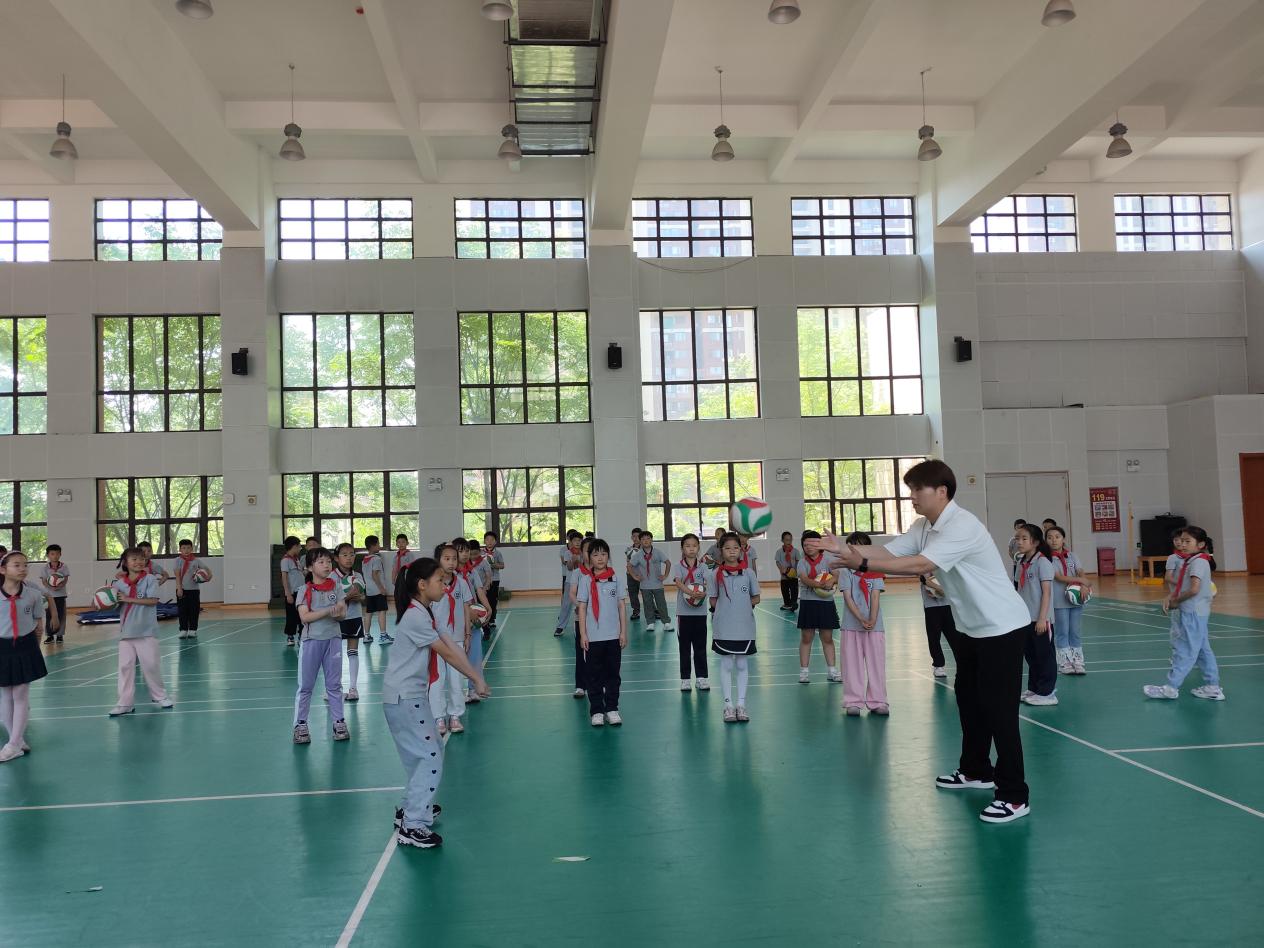 【湖畔·童化课堂】展体育课堂风采，以研促教共成长——体育校本研修之课例探讨（20）_html_1e4d53a3.jpg