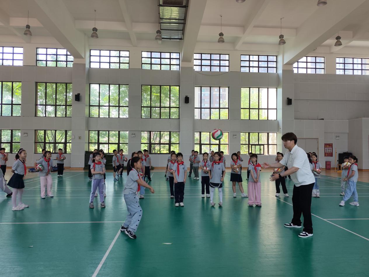 【湖畔·童化课堂】展体育课堂风采，以研促教共成长——体育校本研修之课例探讨（20）_html_m2fb4b723.jpg