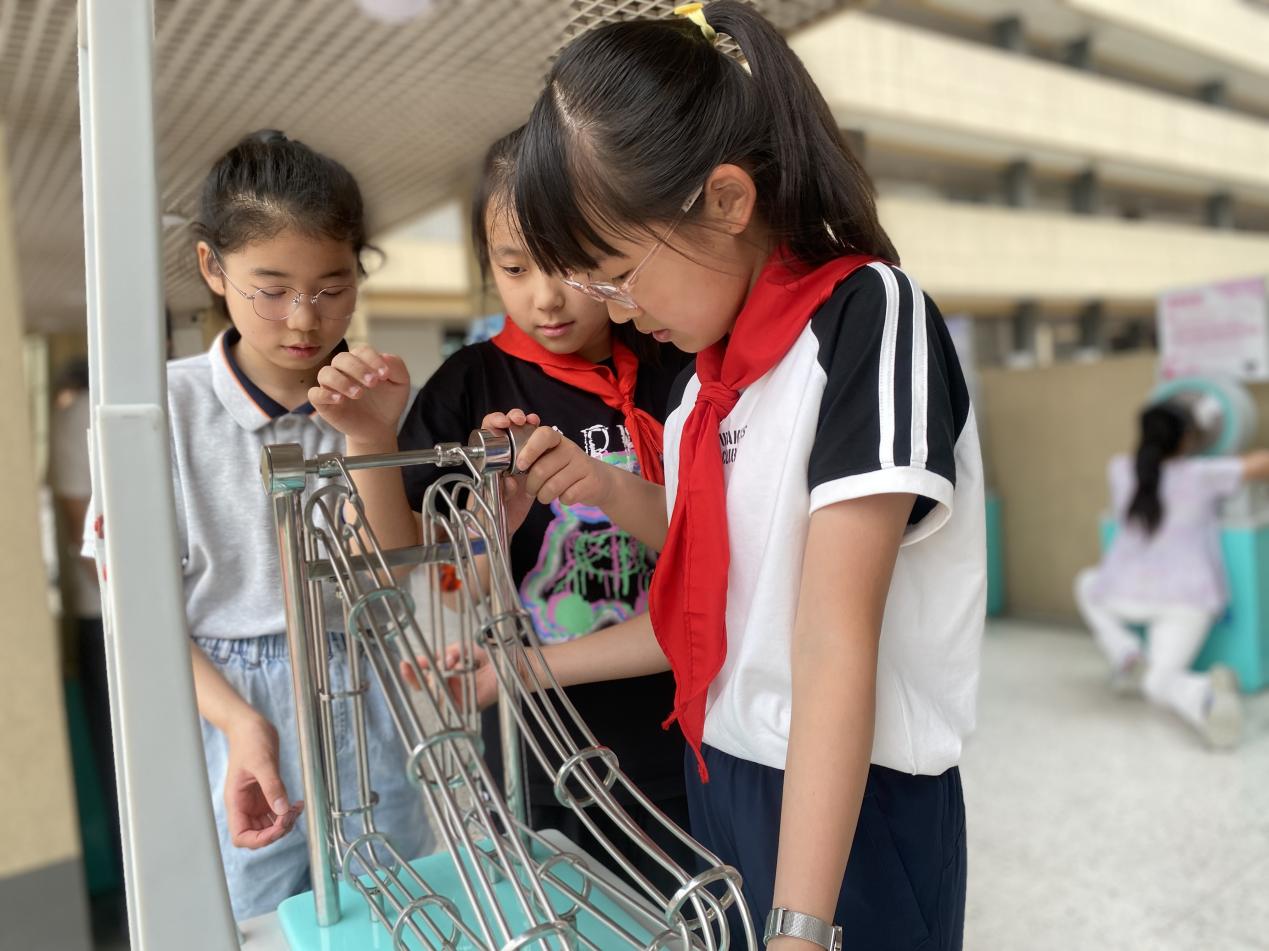 【博学广志】“本草润童心，科技创未来”科技节活动之科普大篷车进校园_html_me17fde1.jpg