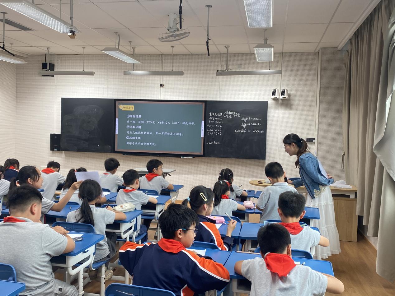 【湖畔·科研引领】聚焦核心素养 深耕运算律单元教学_html_m3a26ed8a.jpg