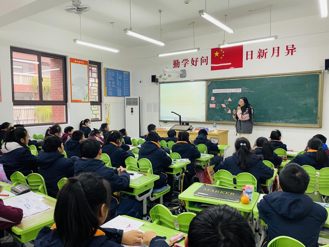 【湖畔·科研引领】课题研究进课堂 研教融合促提升——记金陵小学（仙林湖校区）2023-2024第一学期课题进课堂活动_html_69ac43fd.jpg