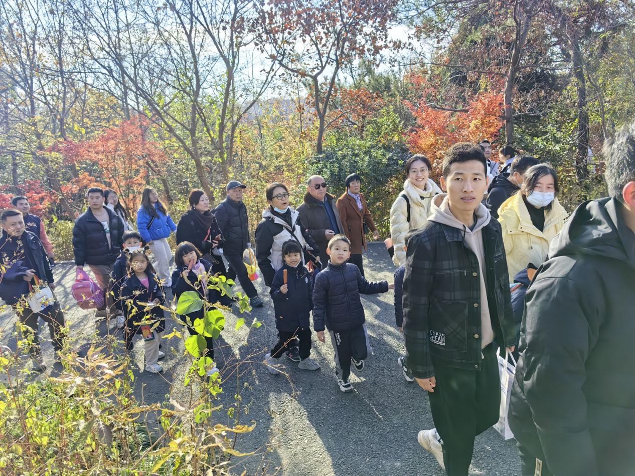【湖畔·红领巾】同游栖霞山，共赏红枫节——记金陵小学（仙林湖校区）2023级5班团建活动_html_7593195e.jpg