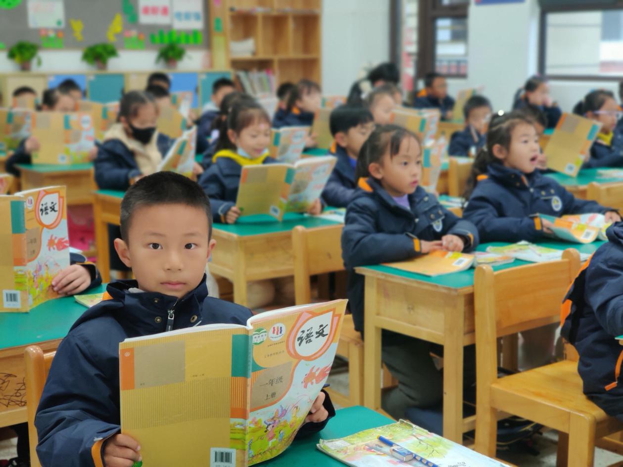 【湖畔·童化课堂】拓识字新途，展教研风采——记金陵小学（仙林湖校区）一年级语文组教研活动_html_5edc7bf7.jpg